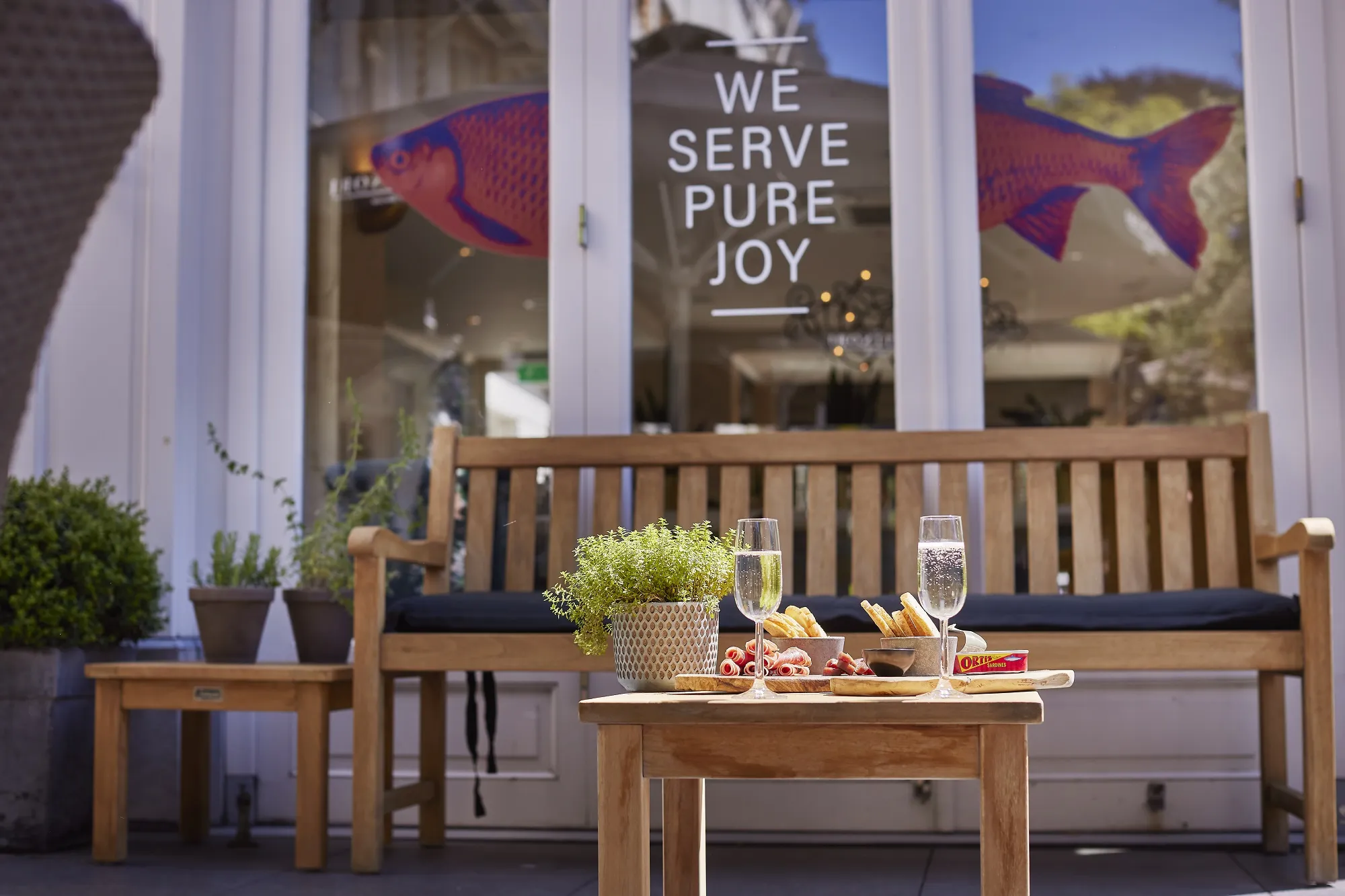 Bankje om te borrelen op het terras van Restaurant Sophia